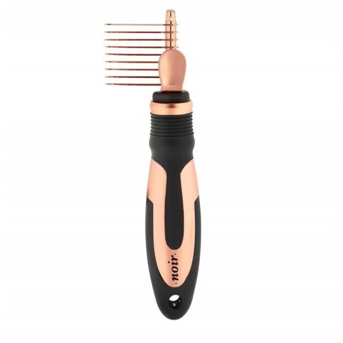 Grooming-Tool mit schwarzem und kupferfarbenem Griff, oben feine, gleichmäßig angeordnete Metallzinken, horizontal ausgerichtet.