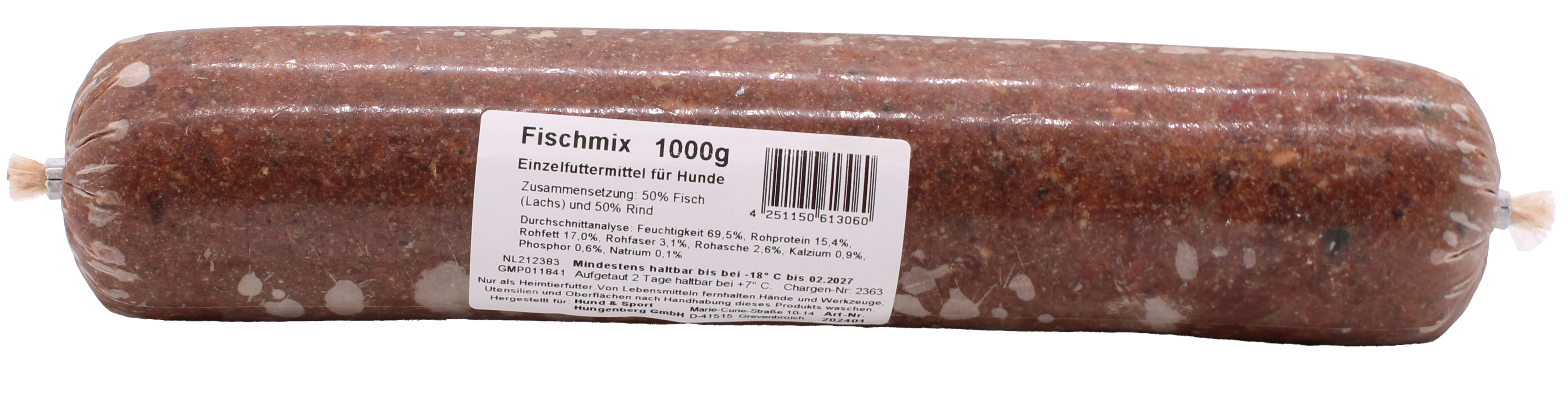 Eine Frostfleischrolle mit dunkelbraunem, fein gewolftem Inhalt und hellen Fett- oder Fleischstückchen. Auf dem weißen Etikett steht „Fischmix“. Verpackt in einem nicht essbaren Kunstdarm.