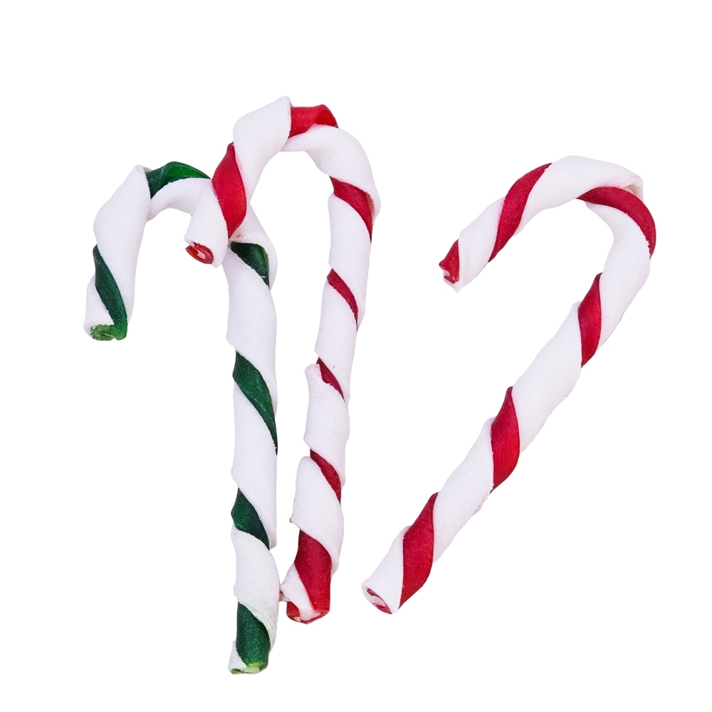 Drei gedrehte Hundekau-Sticks in Form von Zuckerstangen, weiß mit roten und grünen Spiralen