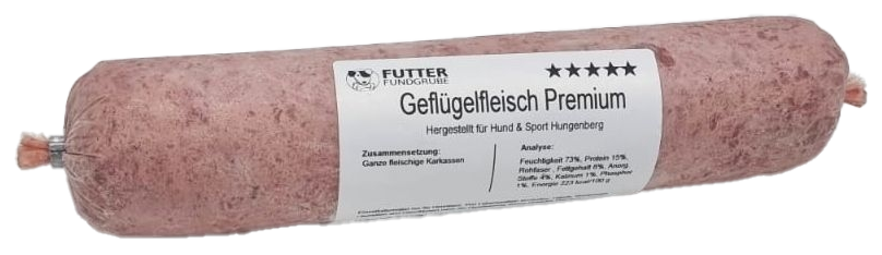Eine Frostfleischrolle mit dem Etikett „Geflügelfleisch Premium“. Verpackt in einem nicht essbaren Kunstdarm. Die Füllung ist hellrosa, fein gewolft und gleichmäßig strukturiert.