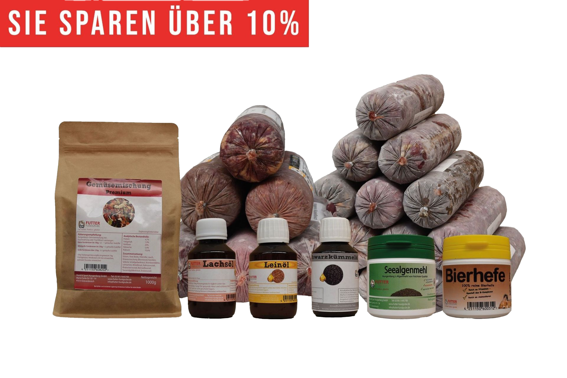 Ein vielseitiges BARF-Paket mit pyramidenförmig gestapelten Frostfleischrollen in grauem Kunstdarm. Davor stehen Flachbeutel mit rotem Inhalt, ein brauner Standbeutel, vier kleine Fläschchen und zwei Dosen.