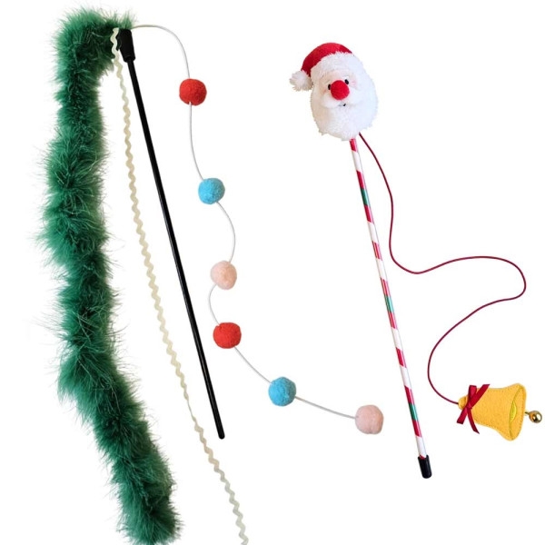 Zwei Katzenspielangeln: eine mit grünem Flauschband, eine mit bunten Pompons, eine mit Santa-Kopf und kleiner Glocke
