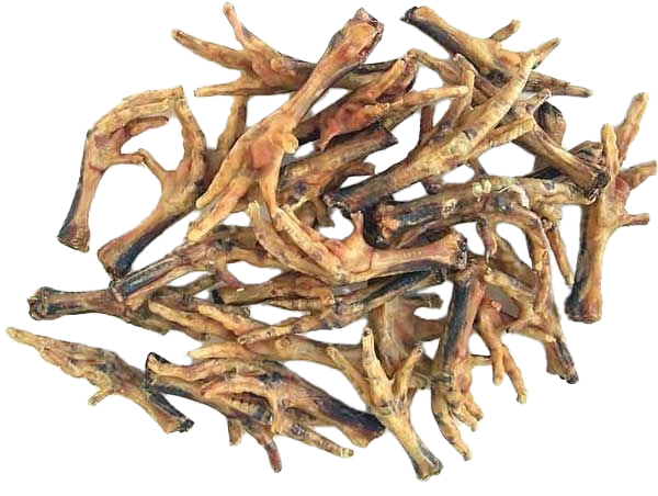 Mehrere ganze Hühnerkrallen mit deutlich erkennbaren Zehen und Krallen. Die Oberfläche ist beige bis braun, stellenweise dunkel geröstet, mit leicht verdrehten, knochigen Formen.