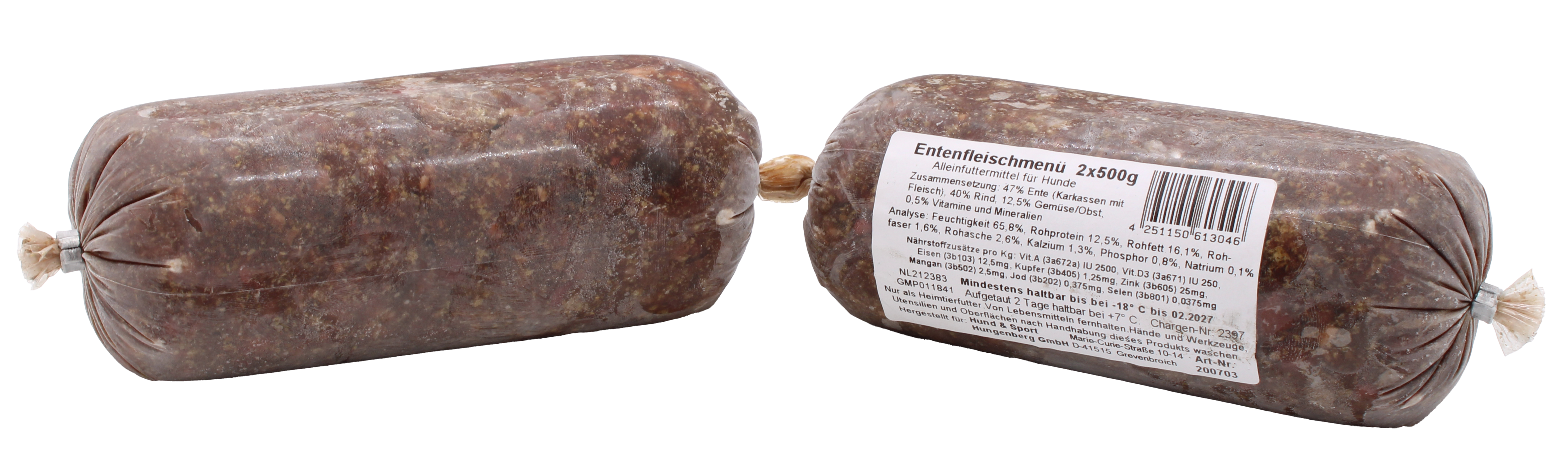 Zwei Frostfleischrollen mit braunem Inhalt und leicht erkennbaren Fleischstücken. Eine Rolle trägt ein weißes Etikett mit der Aufschrift „Entenfleischmenü“. Verpackt im nicht essbaren Kunstdarm.