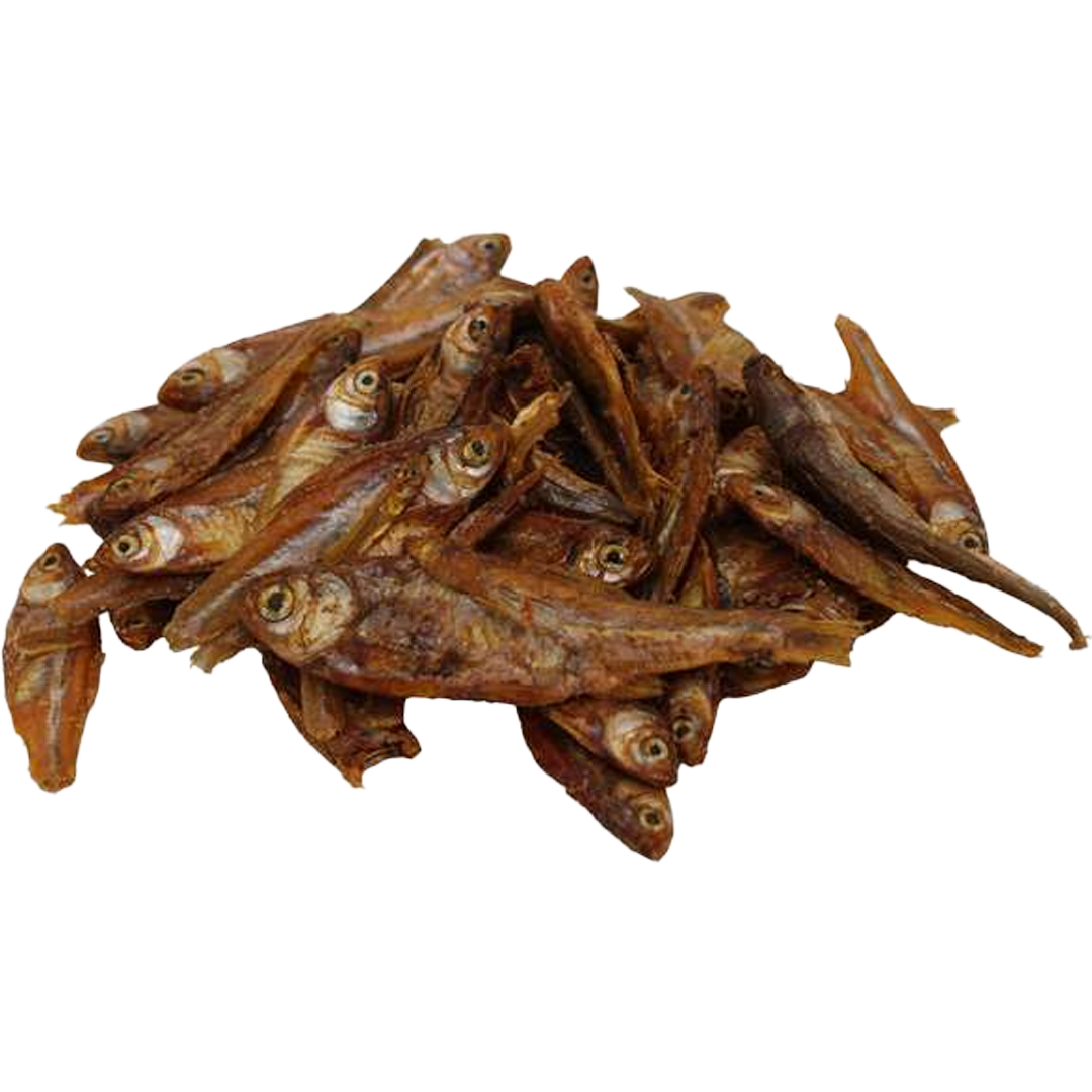 Ein Haufen kleiner, rotbraun getrockneter Fische mit glänzenden Schuppen und gut erkennbaren Augen. Die Fische sind ganz und leicht gebogen.