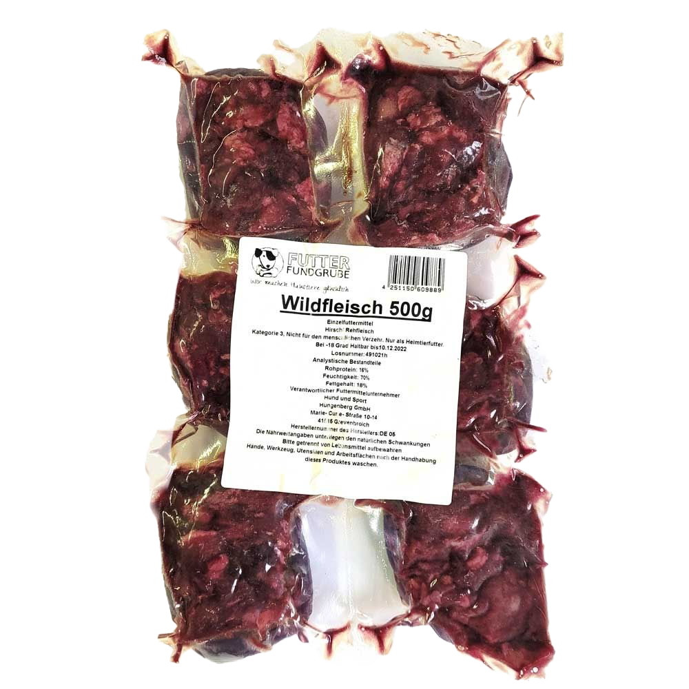 Ein Kunststoffbeutel mit sechs einzeln gefrorenen Portionen und weißem Etikett mit der Aufschrift „Wildfleisch“. Die Füllung ist grob gewolft und dunkelrot mit faseriger Struktur.