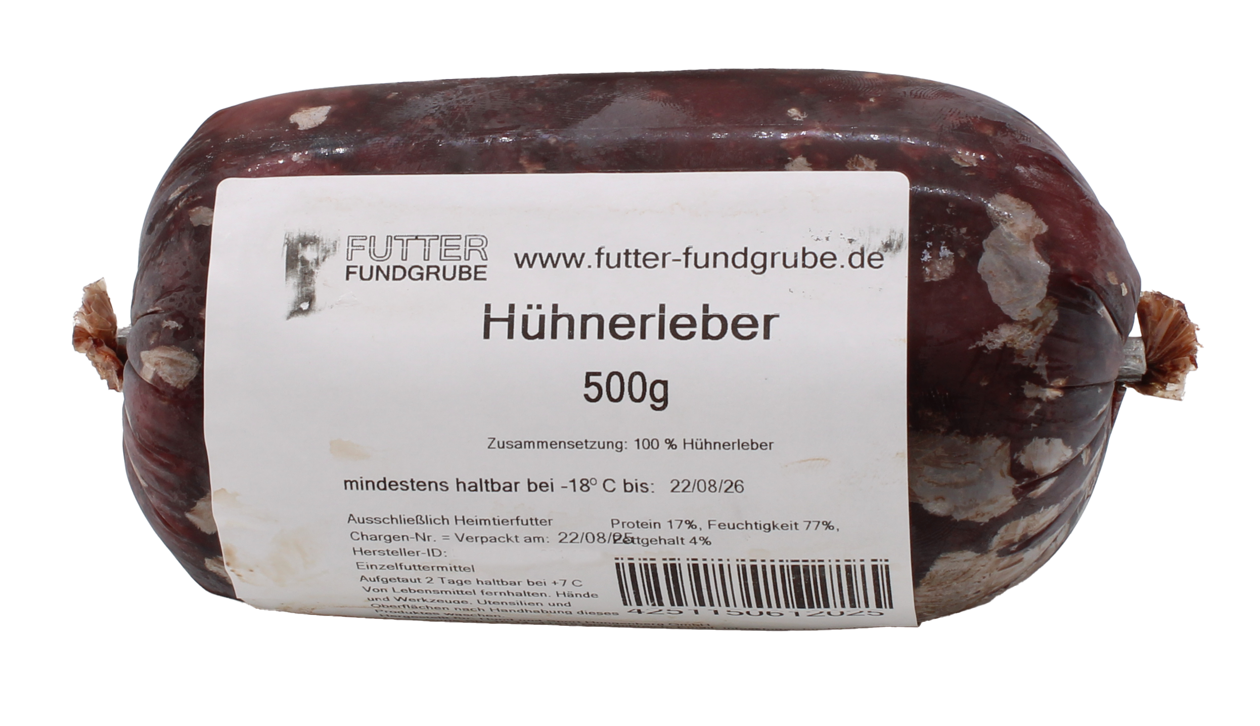 Eine Frostfleischrolle mit sehr dunklem, rötlich-braunem Inhalt und unregelmäßigen hellen Gefrierstellen. Oberfläche glatt und leicht glänzend. Verpackt in einem nicht essbaren Kunstdarm.