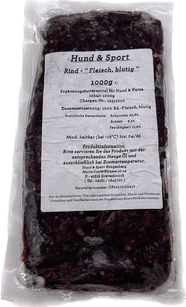 Eine Vakuumverpackung mit grob gewolftem, blutigem Rindfleisch in dunklem Rot. Auf der Vorderseite ein weißes Etikett mit dem Produktnamen „Rind – Fleisch, blutig“.