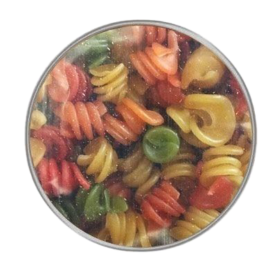 Eine kreisförmig angeordnete Mischung aus ungekochten Spiralnudeln in Gelb, Orange, Rot und Grün. Die Nudeln sind leicht glänzend und liegen dicht beieinander.