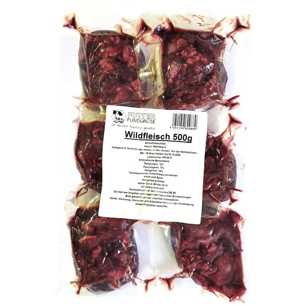 Ein Kunststoffbeutel mit sechs einzeln gefrorenen Portionen und weißem Etikett mit der Aufschrift „Wildfleisch“. Die Füllung ist grob gewolft und dunkelrot mit faseriger Struktur.
