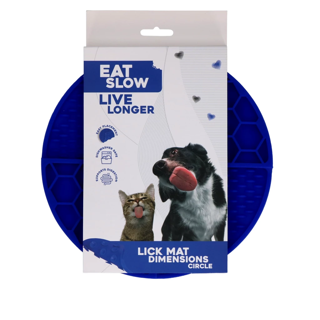 Blaue Schleckmatte ‚Eat Slow Live Longer‘ mit Wabenstruktur, in Verpackung mit Hund und Katze sowie Hinweisen zu Verdauungsförderung, Spülmaschineneignung und einfacher Anwendung.