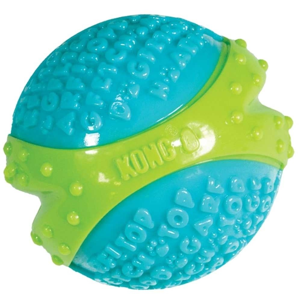 Blau-grüner Hundespielball mit strukturierter Oberfläche, erhabenen Buchstaben und KONG-Prägung auf dem grünen Bereich.