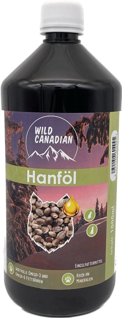 Eine schwarze Kunststoffflasche mit weißem Deckel und grün-violettem Etikett der Marke ‚Wild Canadian‘. Beschriftet mit ‚Hanföl‘, bebildert mit Hanfsamen und Öltropfen.