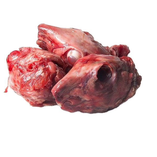 Drei rohe Kaninchenköpfe mit sichtbaren Knochen und Muskelfleisch. Die Köpfe sind rot bis rosafarben und zeigen eine leicht glänzende, feuchte Oberfläche.