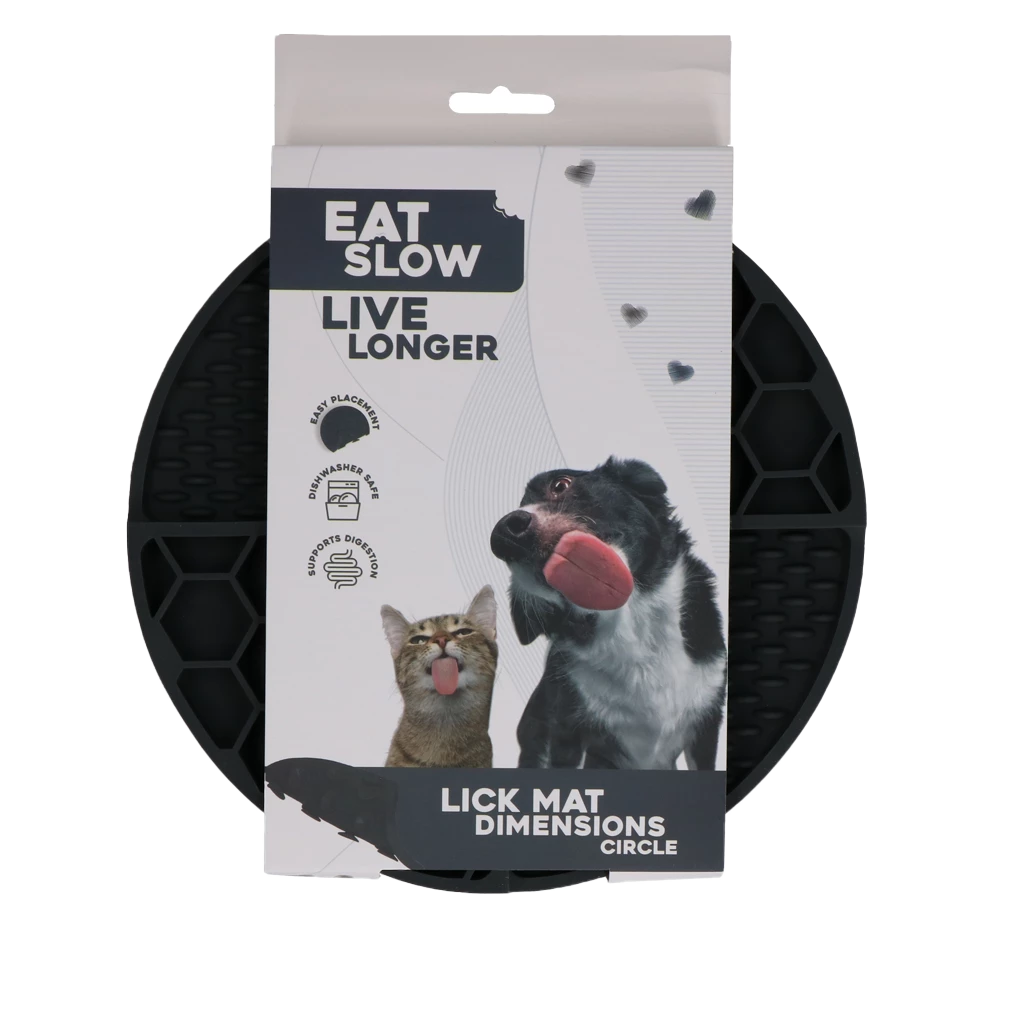 Graue Schleckmatte ‚Eat Slow Live Longer‘ mit Wabenstruktur, in Verpackung mit Hund und Katze sowie Hinweisen zu Verdauungsförderung, Spülmaschineneignung und einfacher Anwendung.