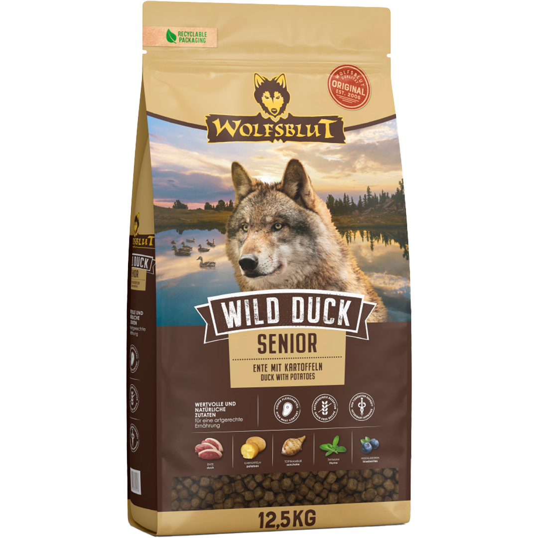 Verpackung mit Hundefutter, illustriert mit einem Wolf und Naturmotiven. Im Hintergrund sind stilisierte Pflanzen und Landschaftselemente zu sehen.