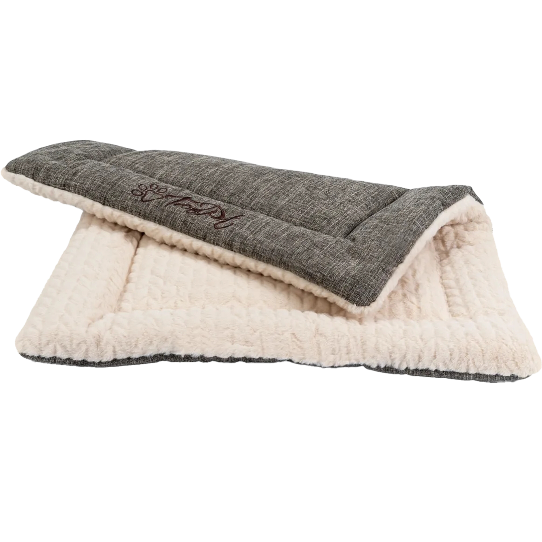 Eine Hundedecke mit weicher Oberseite in Beige und glatter Unterseite in grau melierter Leinenoptik. Auf der Rückseite ist das „TrendPet“-Logo aufgestickt