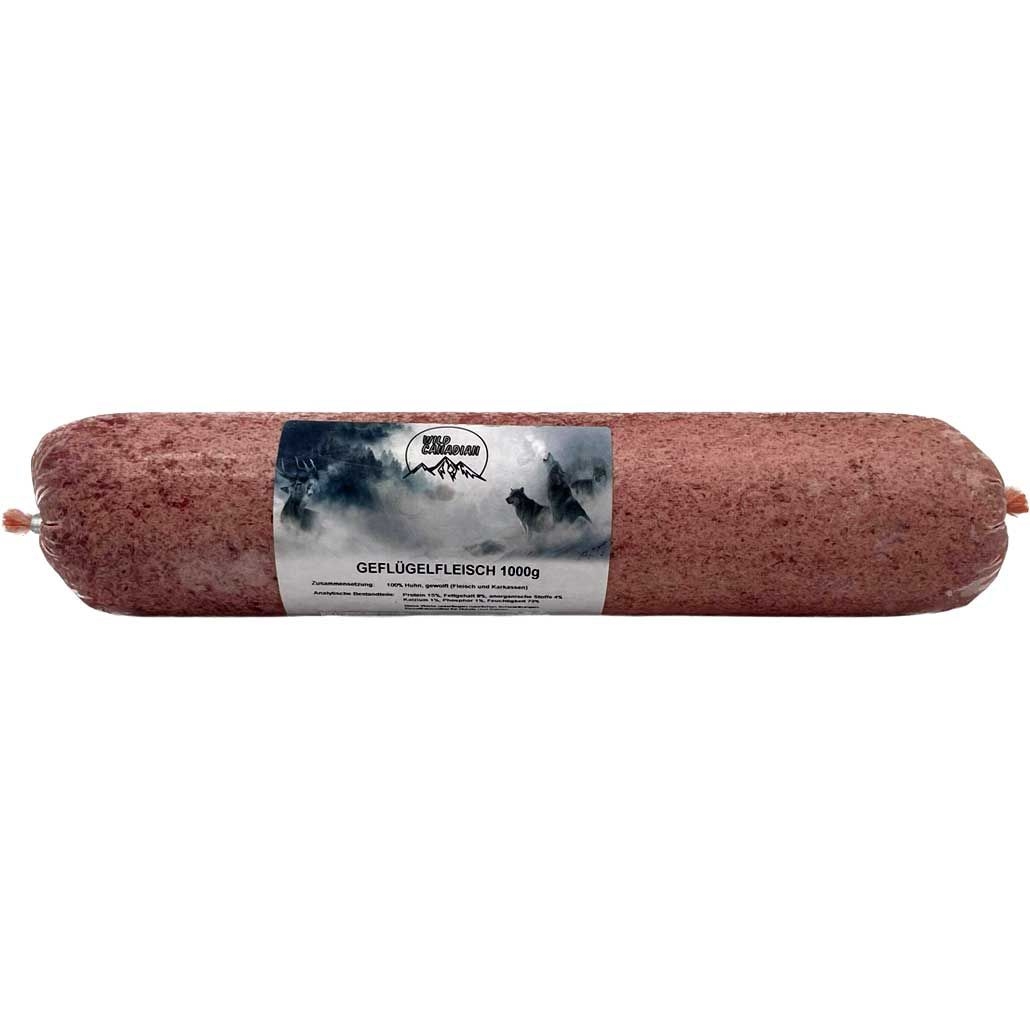 Eine Frostfleischrolle mit dem Etikett „Geflügelfleisch“. Verpackt in einem nicht essbaren Kunstdarm. Die Füllung ist fein gewolft und zeigt eine hellbräunliche, homogene Struktur.