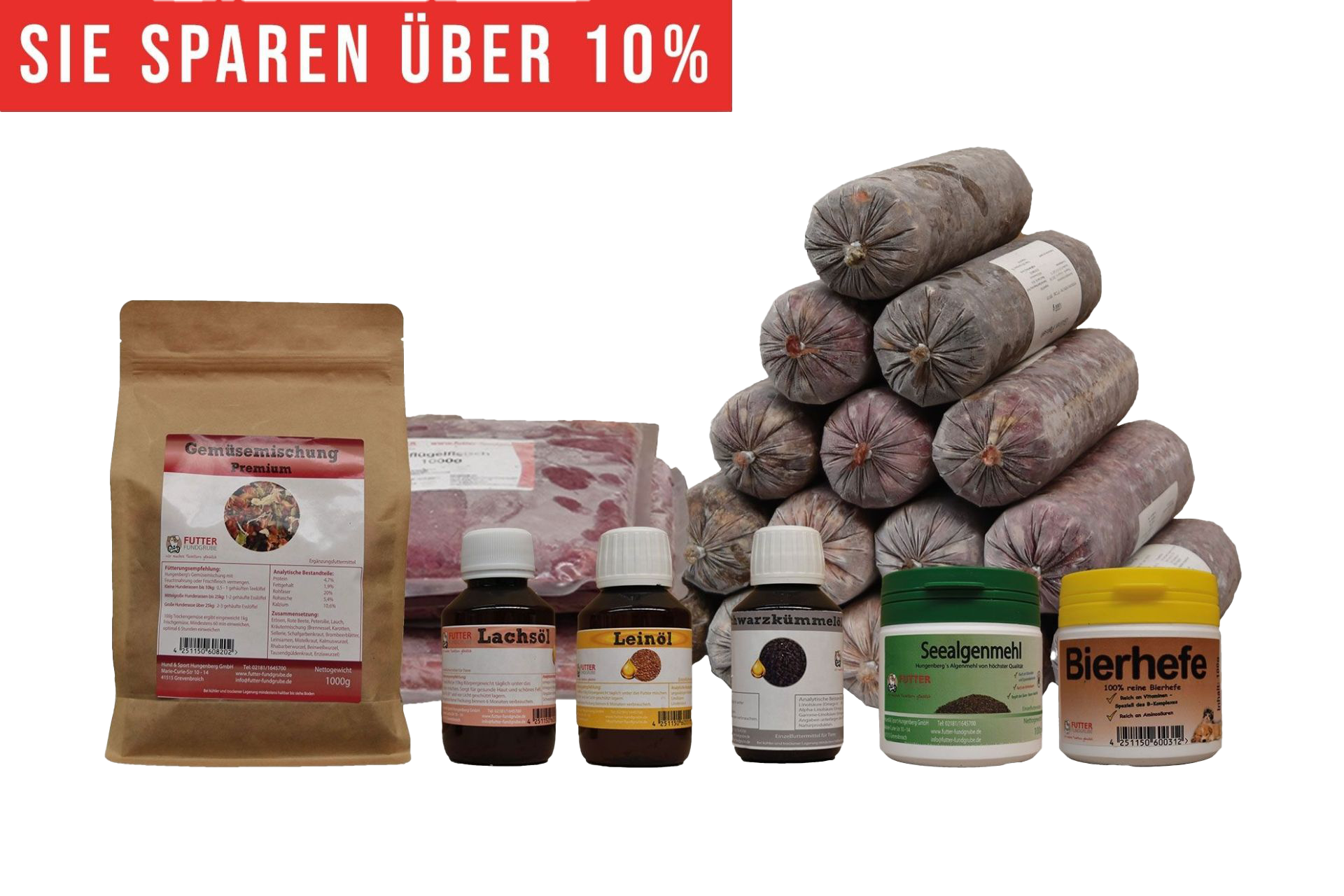 Ein vielseitiges BARF-Paket mit pyramidenförmig gestapelten Frostfleischrollen in grauem Kunstdarm. Davor stehen Flachbeutel mit rotem Inhalt, ein brauner Standbeutel, vier kleine Fläschchen und zwei Dosen.