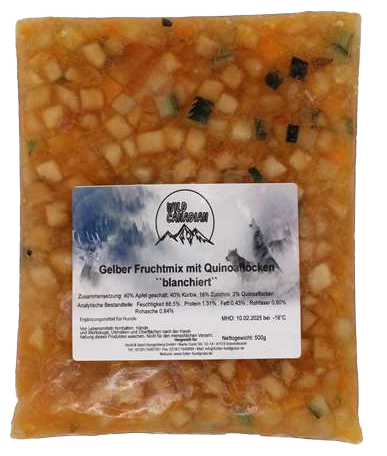 Ein flacher, transparenter Kunststoffbeutel mit weißem Etikett und der Aufschrift „Gelber Fruchtmix mit Quinoaﬂocken“. Der Inhalt besteht aus gelblicher Masse mit gut sichtbaren Würfeln in Weiß, Orange und Dunkelgrün.