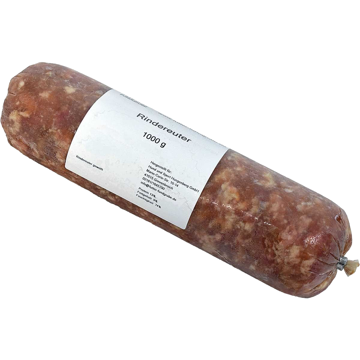 Eine Frostfleischrolle mit weißem Etikett und der Aufschrift „Rindereuter“. Verpackt in einem nicht essbaren Kunstdarm. Die Füllung ist gewolft, blassrosa und leicht marmoriert. 