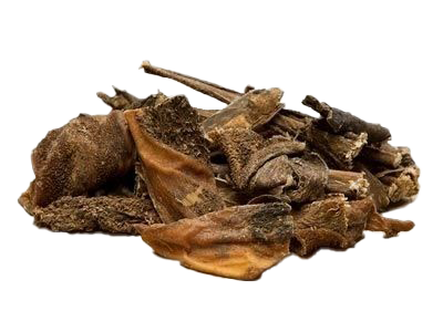 Ein Haufen unregelmäßig geformter, dunkelbrauner bis schwarzbrauner Stücke mit rauer, poröser Oberfläche und teils gewellten Kanten, typische Struktur von getrocknetem Rinderpansen.