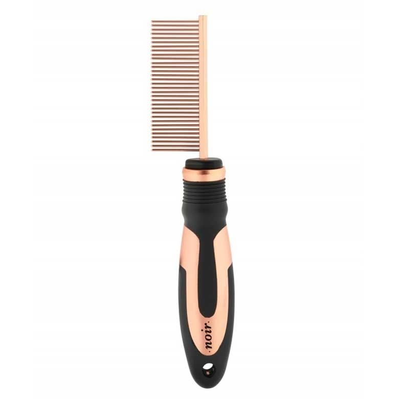 Kamm mit schwarzem und kupferfarbenem Griff, gleichmäßig angeordnete Zähne, geeignet zum Entwirren oder Stylen von Haaren.