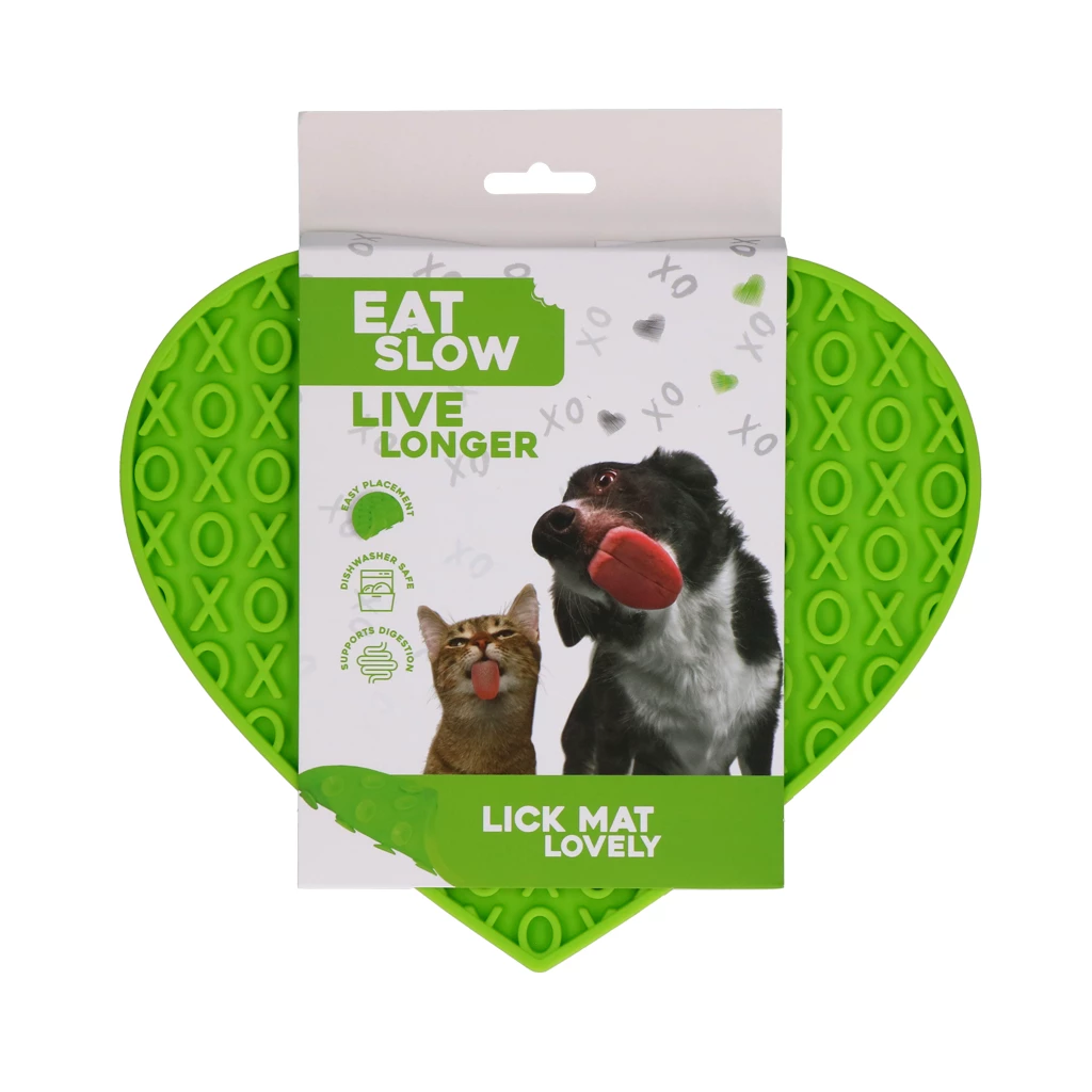 Herzförmige grüne Schleckmatte ‚Eat Slow Live Longer – Lick Mat Lovely‘ für Hunde und Katzen, in Verpackung mit Tierabbildungen und Hinweisen zu Verdauung und Anwendung.