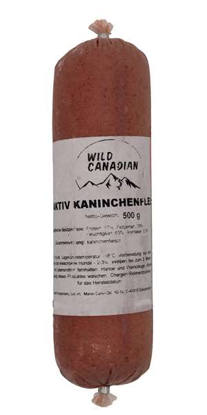 Eine Frostfleischrolle mit weißem Etikett und der Aufschrift „Aktiv Kaninchenfleisch“. Verpackt in einem nicht essbaren Kunstdarm. Die Füllung ist fein gewolft und hell rötlich.