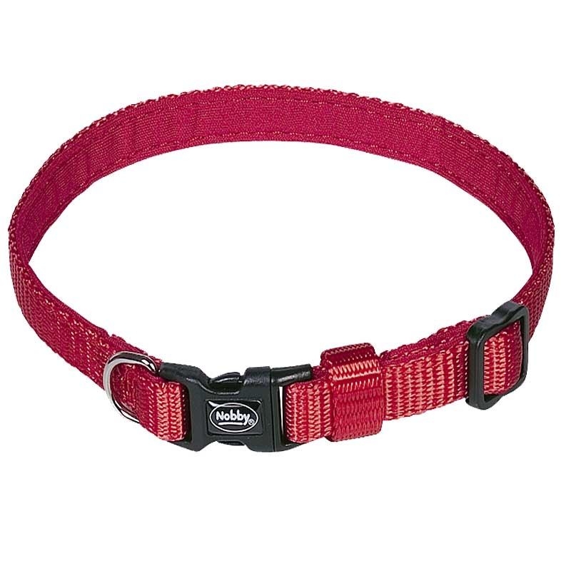 Rotes Hundehalsband mit schwarzer Kunststoffschnalle, verstellbarem Gurt, Metall-D-Ring und Markenaufdruck ‚Nobby‘ auf der Schnalle.