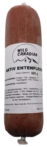 Eine Frostfleischrolle mit weißem Etikett und der Aufschrift „Aktiv Entenfleisch“. Verpackt in einem nicht essbaren Kunstdarm. Die Füllung ist fein gewolft und rotbraun.