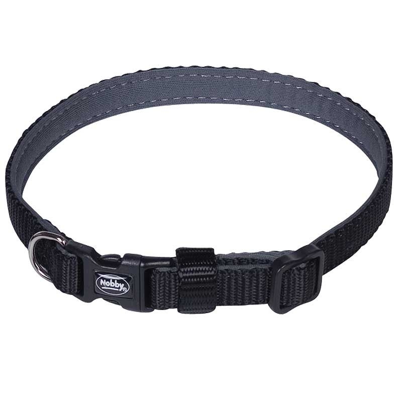 Schwarzes Hundehalsband mit schwarzer Kunststoffschnalle, verstellbarem Gurt, Metall-D-Ring und Markenaufdruck ‚Nobby‘ auf der Schnalle.