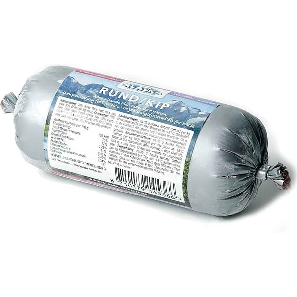 Eine kleine Frostfleischrolle mit blauem Etikett und der Aufschrift „Rund/Kip“. Verpackt in einem grauen Kunstdarm. Die Füllung ist fein gewolft und dunkel gefärbt.