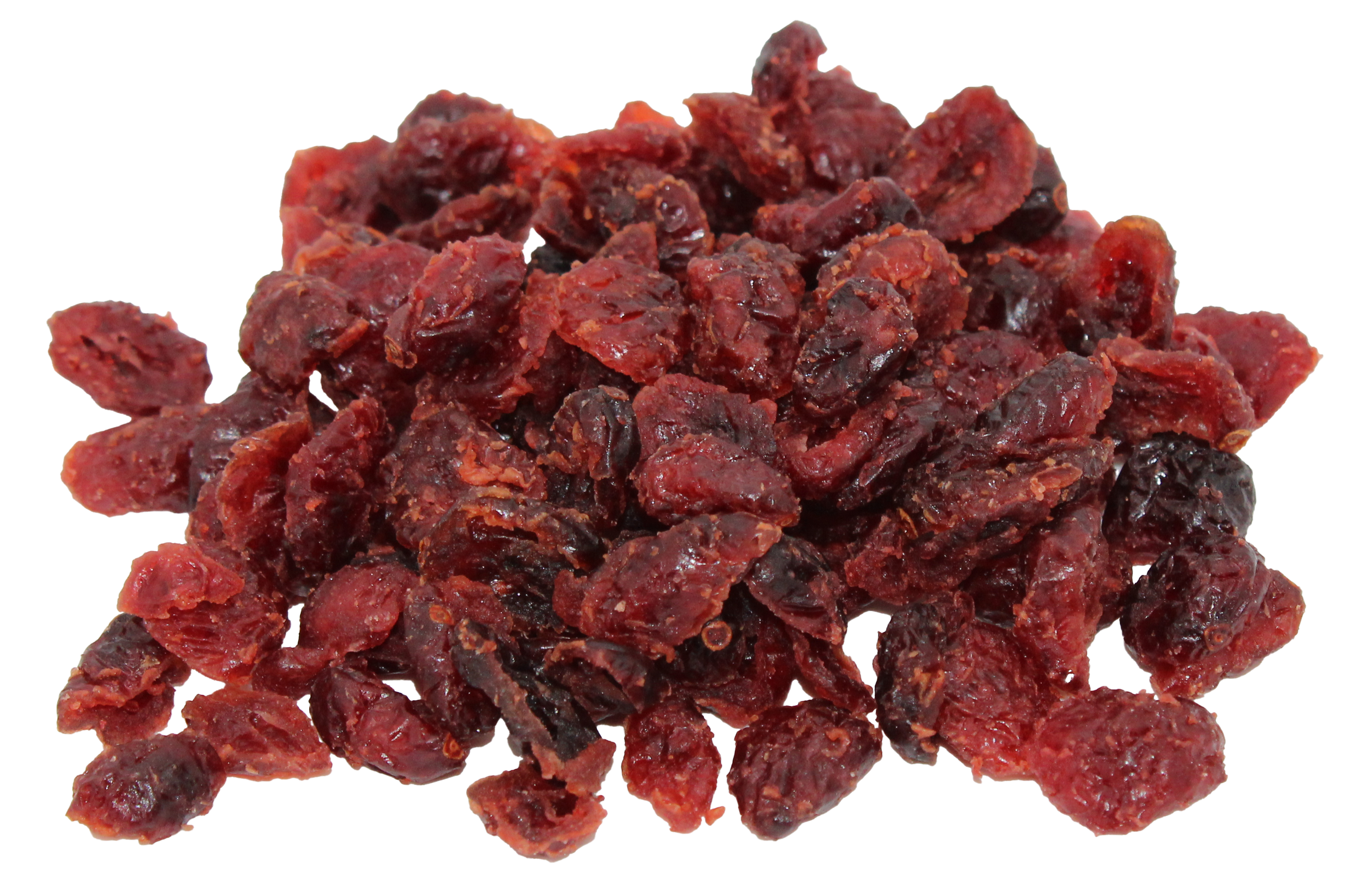 Ein lose aufgeschütteter Haufen getrockneter Cranberrys. Die Früchte sind halbiert, leicht runzelig und zeigen ein tiefrotes bis dunkelrotbraunes Fruchtfleisch.