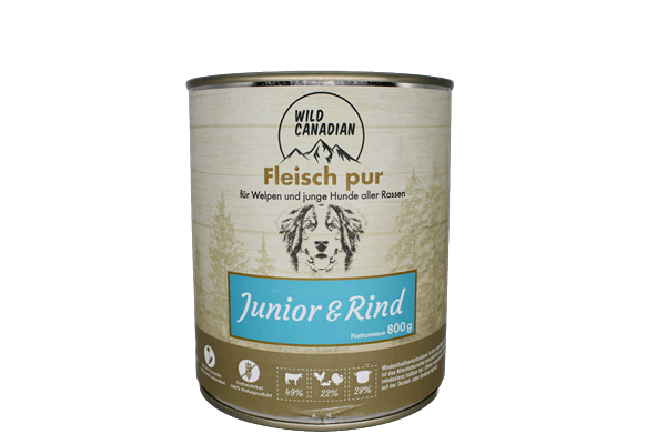 Eine Hundefutterdose mit beigem Etikett und der Aufschrift „Junior & Rind“. Unten sind Symbolbilder von Rind, Geflügel und Becher auf braunem Hintergrund zu sehen.