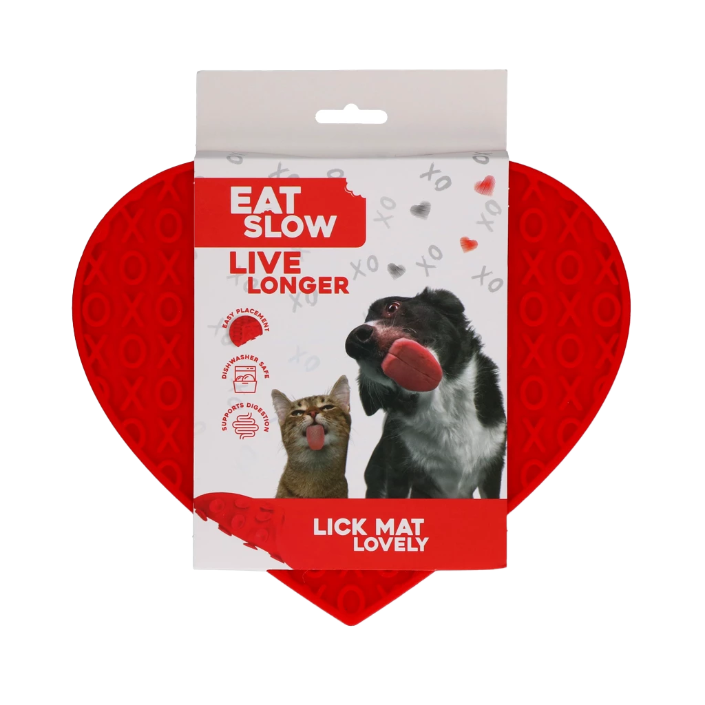 Herzförmige rote Schleckmatte ‚Eat Slow Live Longer – Lick Mat Lovely‘ für Hunde und Katzen, in Verpackung mit Tierabbildungen und Hinweisen zu Verdauung und Anwendung.