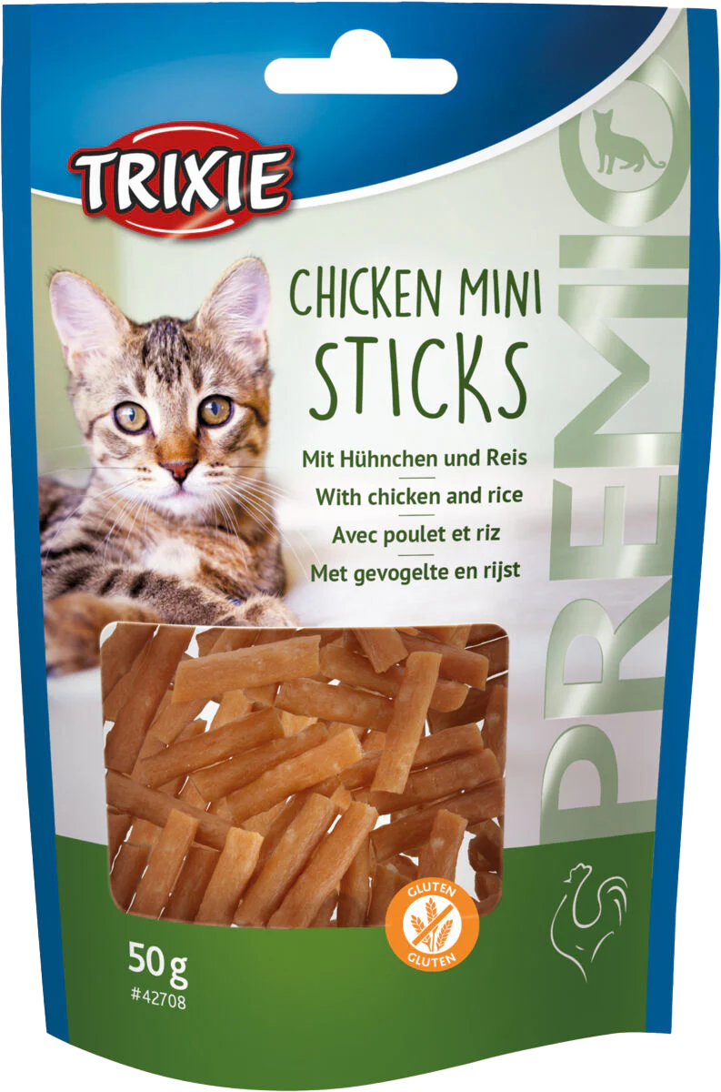 Eine aufrechte, blau-grüne Beutelverpackung mit Katzenabbildung, Sichtfenster vorne und hellbraunen Mini-Sticks aus Fleisch, gleichmäßig geschnitten und locker geschichtet.