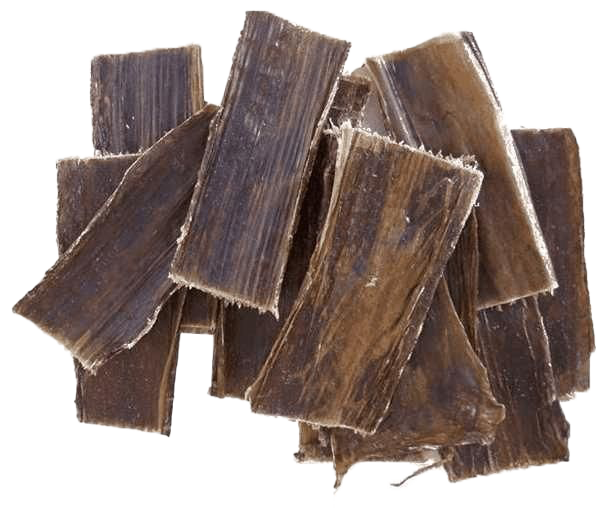 Mehrere flache, rechteckige Dörrfleischplatten in unterschiedlichen Größen. Die Oberfläche ist faserig und glänzend, mit braunen und dunkleren Farbverläufen, teils fransige Ränder.