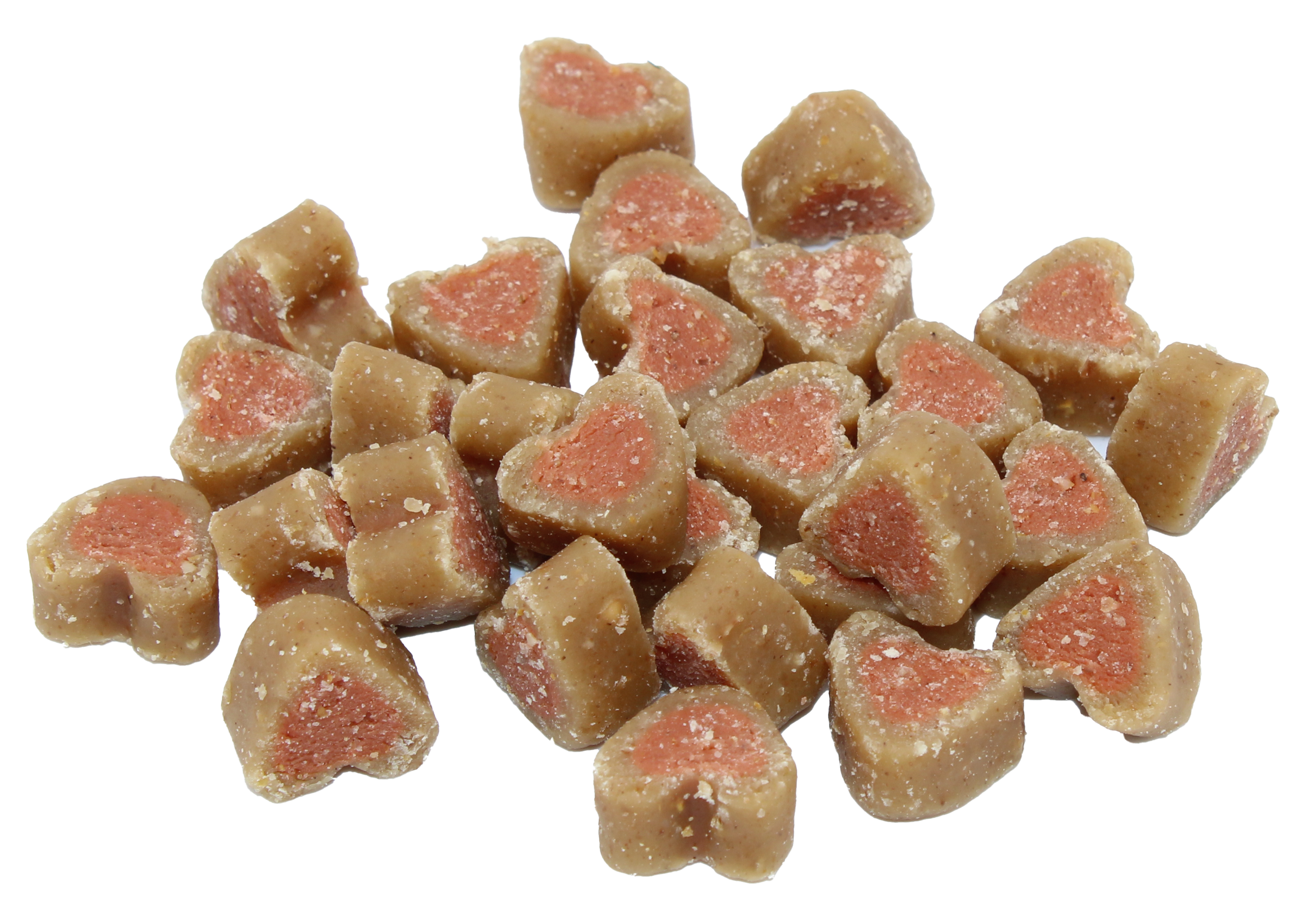 Herzförmige Hunde-Leckerlis mit durchgehend brauner Außenschicht und rotem Zentrum. Die Snacks wirken weich