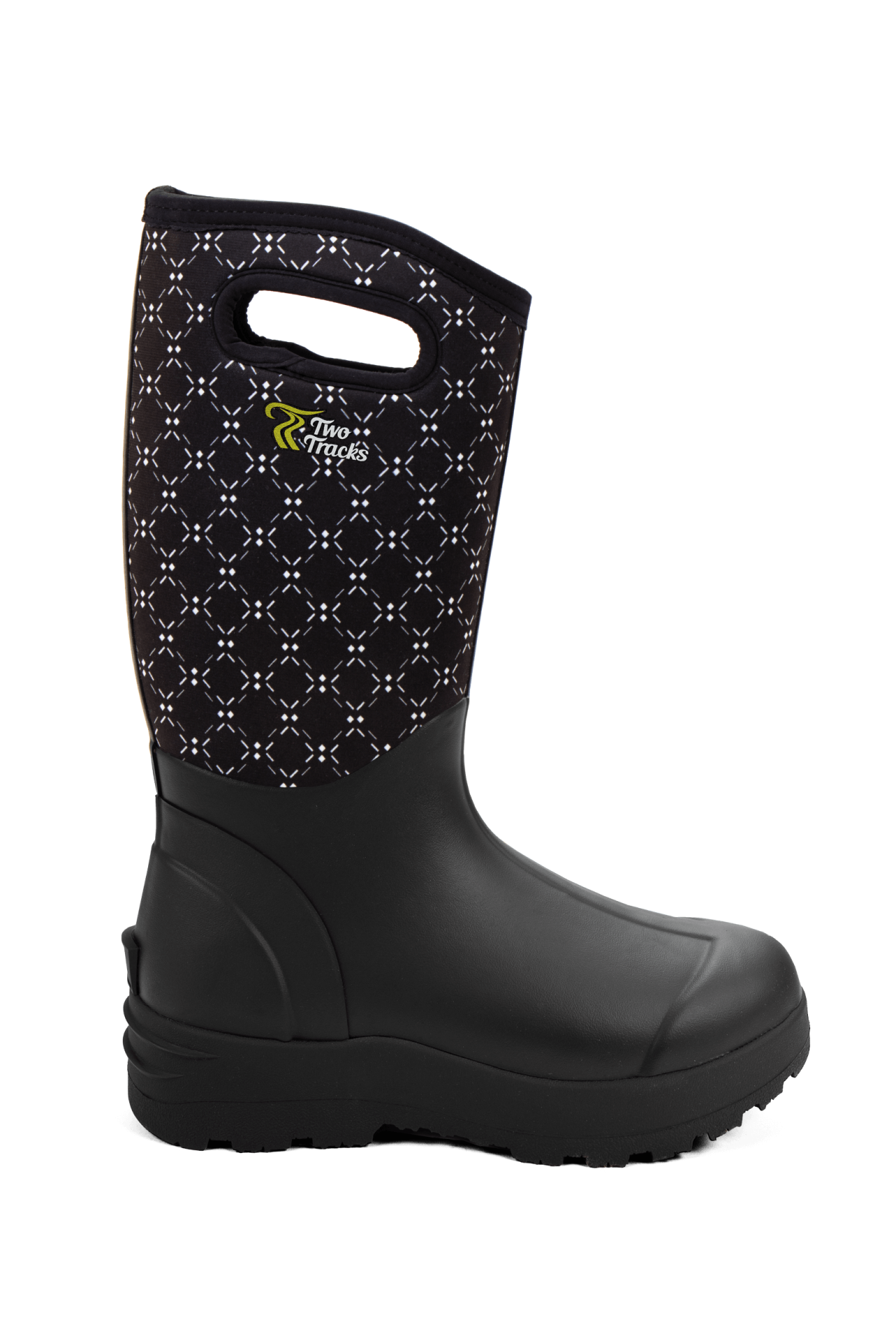 Schwarzer Gummistiefel mit robuster Sohle. Der obere Teil besteht aus flexiblem Stoff mit weißem Rautenmuster, integrierter Grifföffnung und „Two Tracks“-Logo.