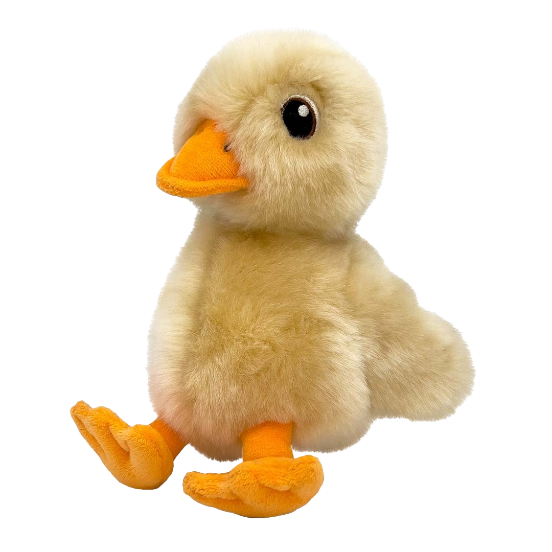 Gelbes Plüschentchen mit flauschigem Fell, rundem Körper, aufrechter Sitzform, orangefarbenem Schnabel und breiten, weichen Füßen aus Stoff.