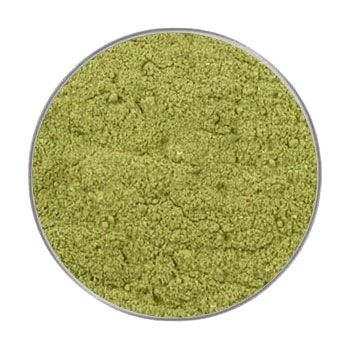 Brokkolipulver 500 g Ein hellgrünes, fein gemahlenes Pulver mit leicht unregelmäßiger Oberfläche, eingefüllt in eine runde Schale mit silbernem Rand.