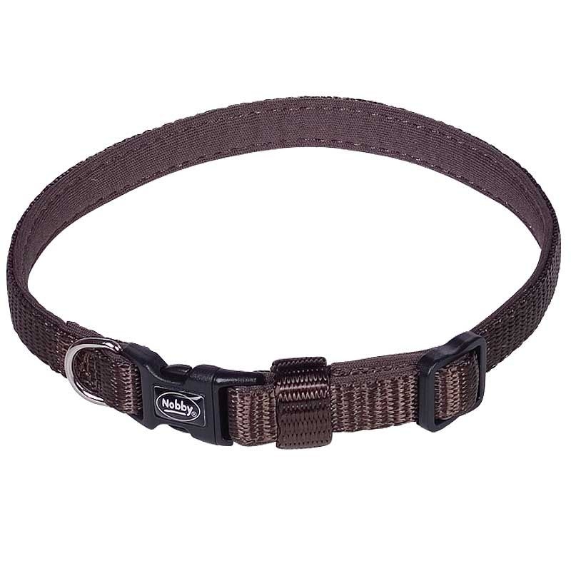 Braunes Hundehalsband mit schwarzer Kunststoffschnalle, verstellbarem Gurt, Metall-D-Ring und Markenaufdruck ‚Nobby‘ auf der Schnalle.