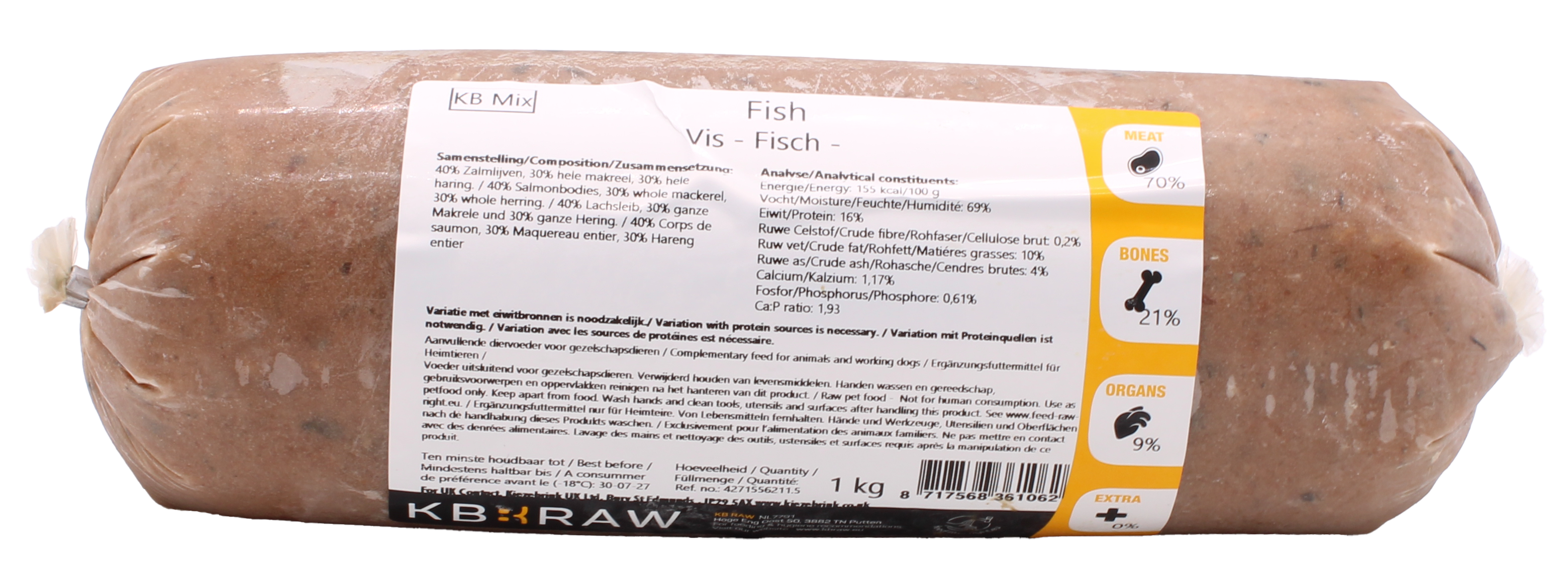 Eine Frostfleischrolle mit hellbraunem Inhalt und kleinen dunklen Stücken. Auf dem weißen Etikett steht „Fish – Vis – Fisch“. Verpackt im nicht essbaren Kunstdarm, Etikett mit gelben Symbolfeldern.