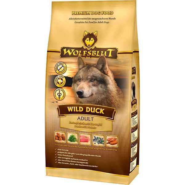 Verpackung mit Hundefutter, illustriert mit einem Wolf und Naturmotiven. Im Hintergrund sind stilisierte Pflanzen und Landschaftselemente zu sehen.