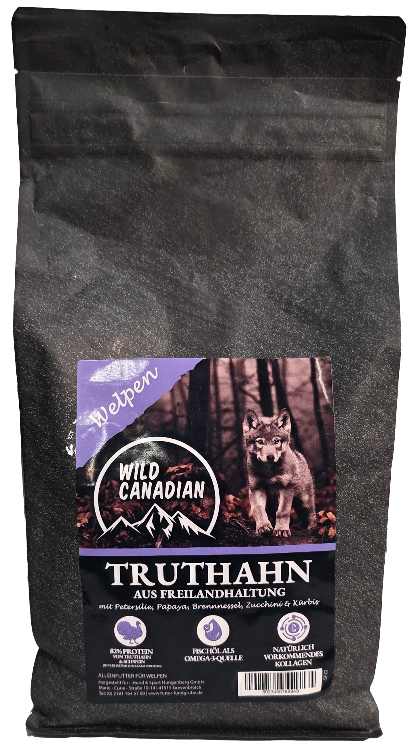 Schwarze Futtersackverpackung mit jungem Wolf im Wald, warme Braun- und Grüntöne mit weichem Licht und natürlicher Tiefenwirkung.
