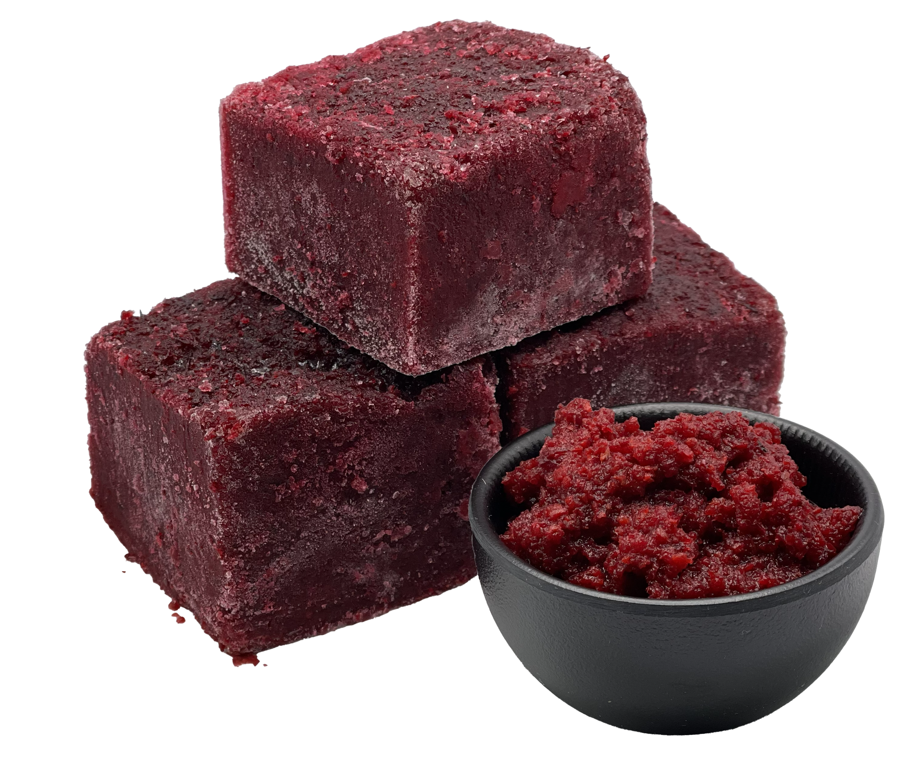 Gartenwürfel 1000g Drei gefrorene, dunkelrot-violette Würfel aus püriertem Gemüse. Daneben steht eine schwarze Schale mit aufgetauter, grobkörniger Gemüsemasse in kräftigem Rot.