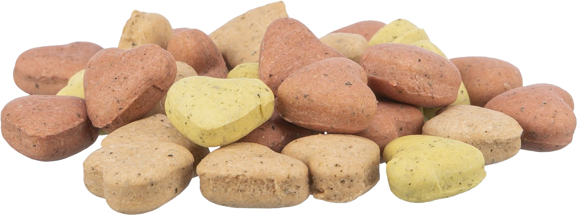 Mehrere herzförmige Hundeleckerlis in Beige-, Gelb- und Brauntönen mit leicht poröser Struktur und kleinen dunklen Einschlüssen, dicht nebeneinander auf einem hellen Untergrund liegend.