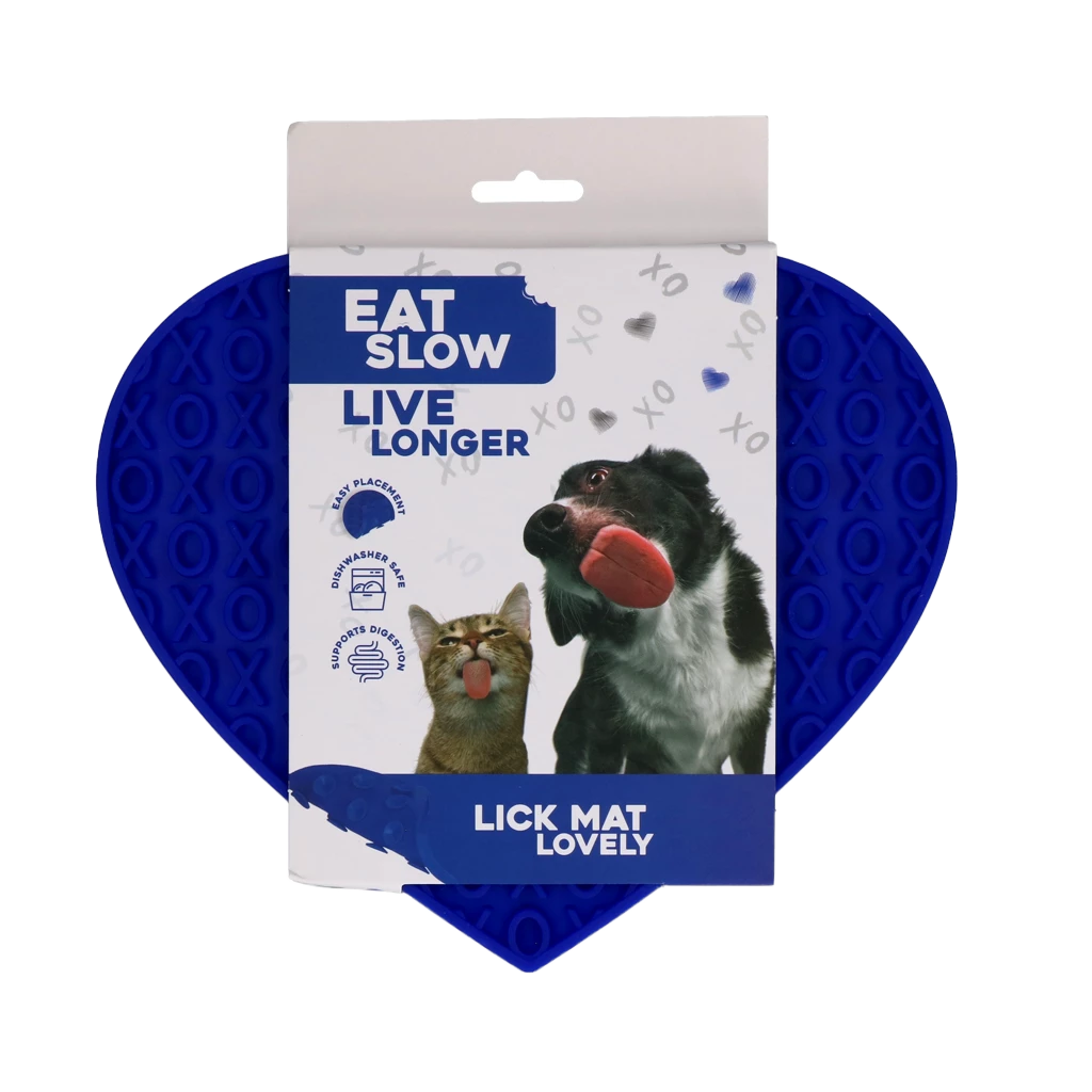 Herzförmige blaue Schleckmatte ‚Eat Slow Live Longer – Lick Mat Lovely‘ für Hunde und Katzen, in Verpackung mit Tierabbildungen und Hinweisen zu Verdauung und Anwendung.