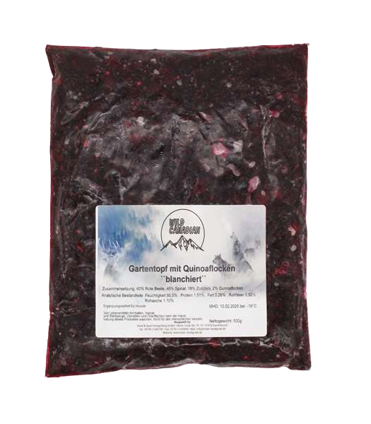 Ein flacher, transparenter Kunststoffbeutel mit weißem Etikett und der Aufschrift „Gartentopf mit Quinoaﬂocken“. Der Inhalt ist eine fast schwarze, tief dunkelrote Masse mit wenigen sichtbaren Stückchen.